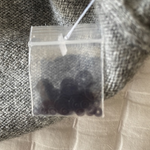 IISLI 100% gray cashmere sleeveless sweater/ vest. Size m - Picture 7 of 7